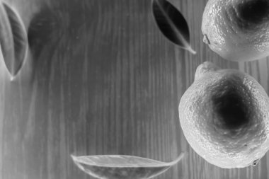 tahta bir masanın üzerinde yatan limon