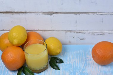 Meyve ve meyve suyu masada