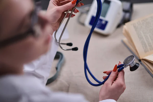 A stethoscope in the hands — Stock Photo, Image