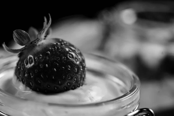 Sobremesa de morango na mesa — Fotografia de Stock