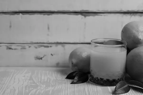 Naranja acostado sobre una mesa de madera — Foto de Stock