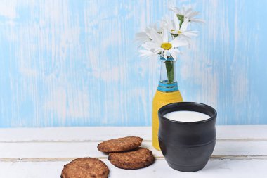 Papatya ve çerezler ile süt