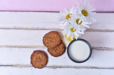 Papatya ve çerezler ile süt