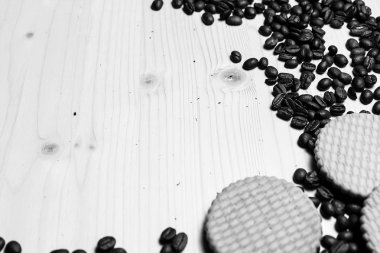 Kahve çekirdekleri ve süt ve kurabiye