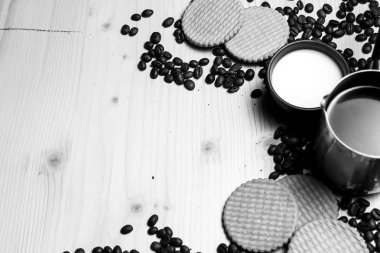 Kahve çekirdekleri ve süt ve kurabiye