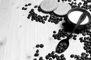 Kahve çekirdekleri ve süt ve kurabiye