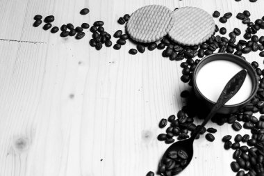 Kahve çekirdekleri ve süt ve kurabiye