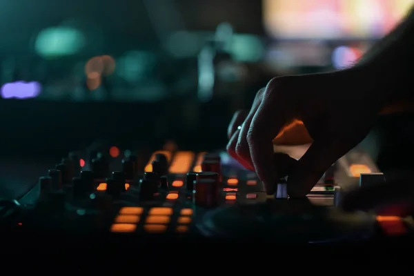 DJ keverő disco fényszórók világítják — Stock Fotó