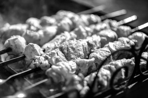 Os kebabs são cozidos ao ar livre — Fotografia de Stock