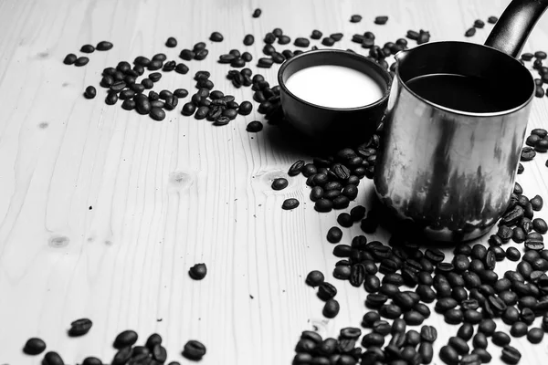 Kahve çekirdekleri ve süt ve kurabiye