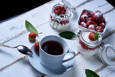 Çay ve çilekli tatlı