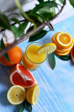 Meyve ve meyve suyu masada