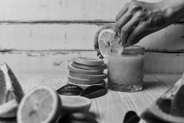 Tahta bir masanın üzerinde yatan turuncu