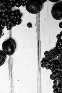 Masanın üzerinde üzüm ve Erik