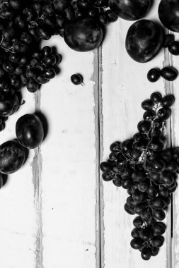 Masanın üzerinde üzüm ve Erik