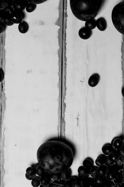 Masanın üzerinde üzüm ve Erik