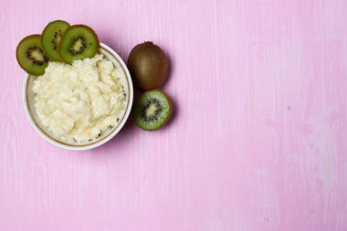 Kivi kahvaltı ile yulaf lapası