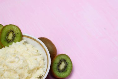 Kivi kahvaltı ile yulaf lapası