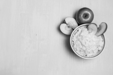 Kahvaltıda elmalı yulaf lapası