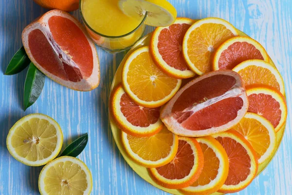 Frukt och juice på bordet — Stockfoto