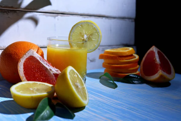 Fruit and juice on the table — Stock Photo, Image