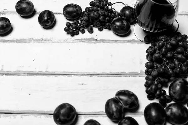 Фрукты и вино на столе — стоковое фото