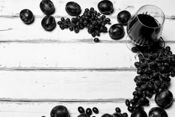 果物やワイン テーブルの上 — ストック写真