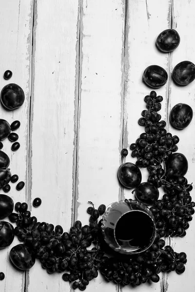 Meyve ve şarap masanın üzerine