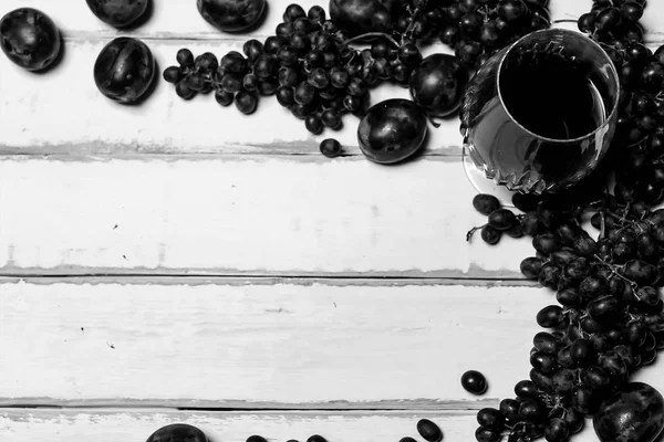 Meyve ve şarap masanın üzerine