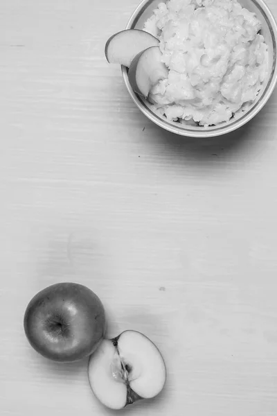 Mingau de cereal com maçãs para café da manhã — Fotografia de Stock