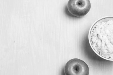 Kahvaltıda elmalı yulaf lapası