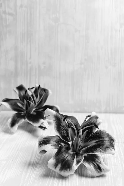 Stora liljor på ett träbord — Stockfoto