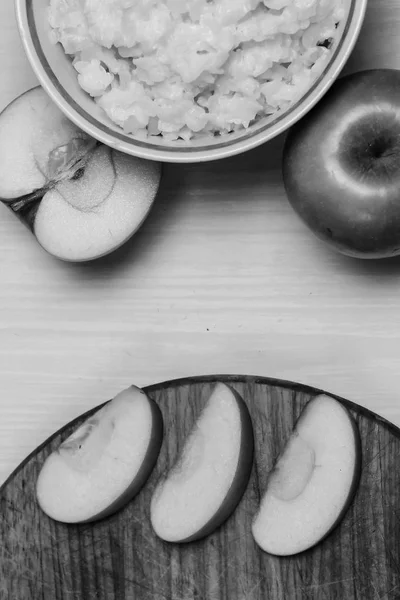 Gachas de avena con fruta en la mesa — Foto de Stock