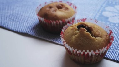 Ev yapımı kekler mutfak masasının üstünde pişirme