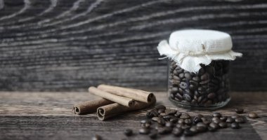 Ahşap bir arka planda kahve çekirdekleri