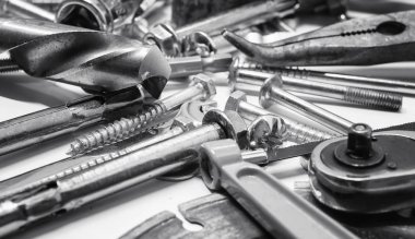 Gümüş rengi metal araçlar arka plan üzerinde çalışma