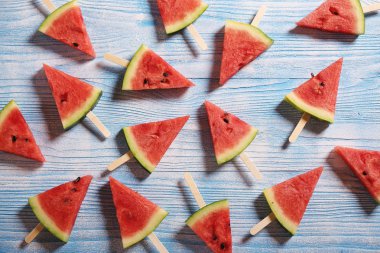 Ahşap arka plan üzerinde sulu kırmızı karpuz dilimleri