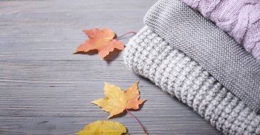 Sonbahar örme kazak ve yaprakları