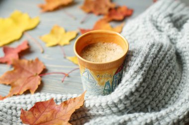 Sonbahar Aksesuar örgü kazak ve yaprakları