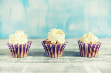 Mumlar yanan ile şenlikli cupcakes