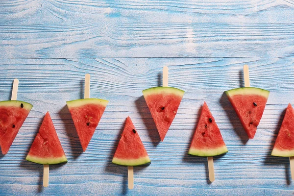 Segmenten van sappige rode watermeloen op een houten achtergrond — Stockfoto