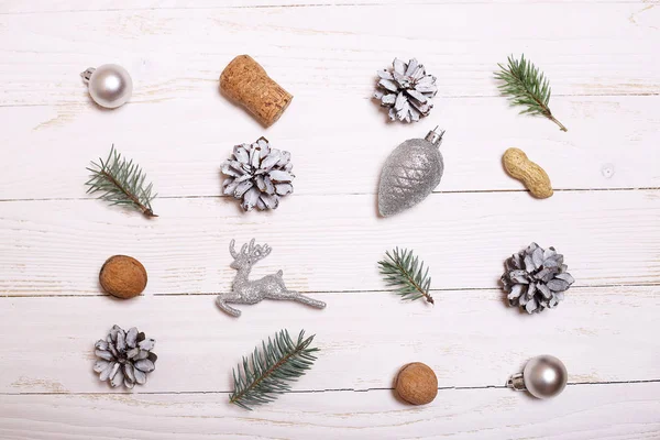 Decoraciones y árbol de Navidad sobre fondo de madera blanca —  Fotos de Stock