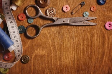 Öğeleri nakış makas ve düğmeleri