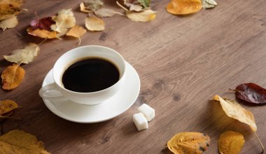 Ahşap masa kahve nesnelerde