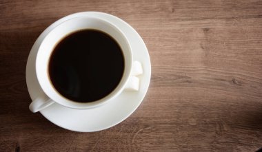 Ahşap masa kahve nesnelerde