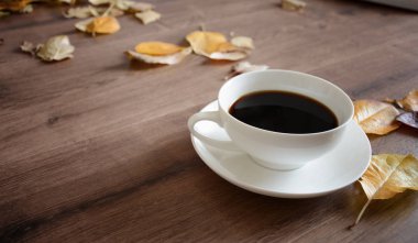 Ahşap masa kahve nesnelerde