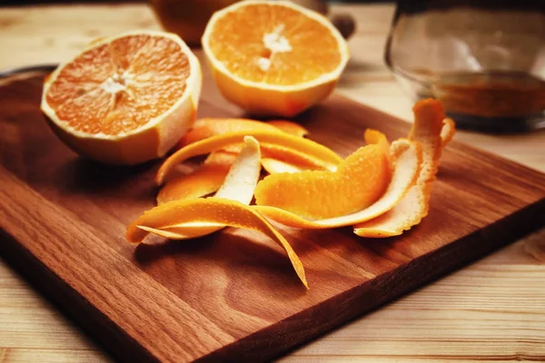 감귤 류의 뜨거운 음료 손에서 오렌지와 레몬 — 스톡 사진