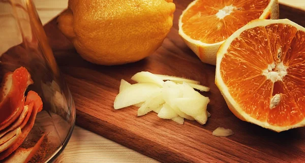 오렌지 레몬 생강과 계 피에서 뜨거운 음료 — 스톡 사진