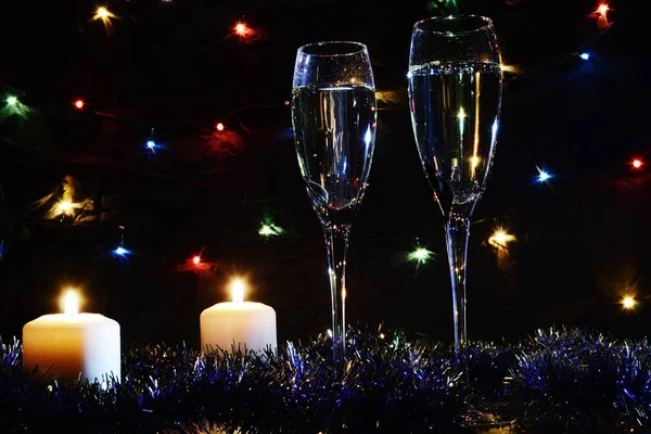 Hohe Gläser für Champagner. gute Neujahrsstimmung. Kerzen und Kerzen — Stockfoto