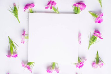 Çerçeve masanın üzerine çiçek